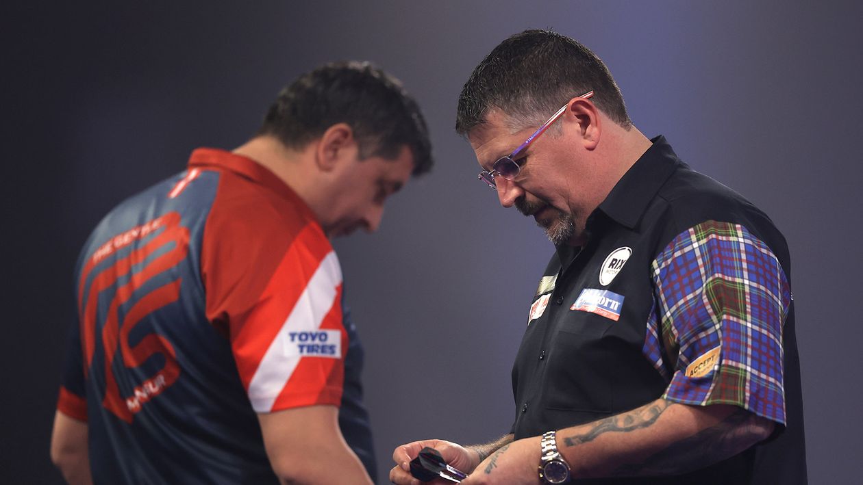 Gary Anderson in action against Mensur Suljovic