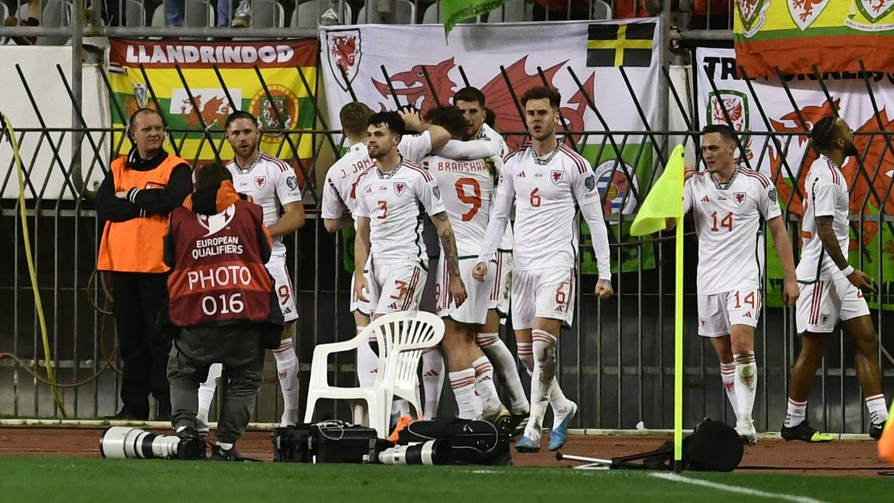 Nathan Broadhead scores late goal on debut to earn Wales a 11 draw