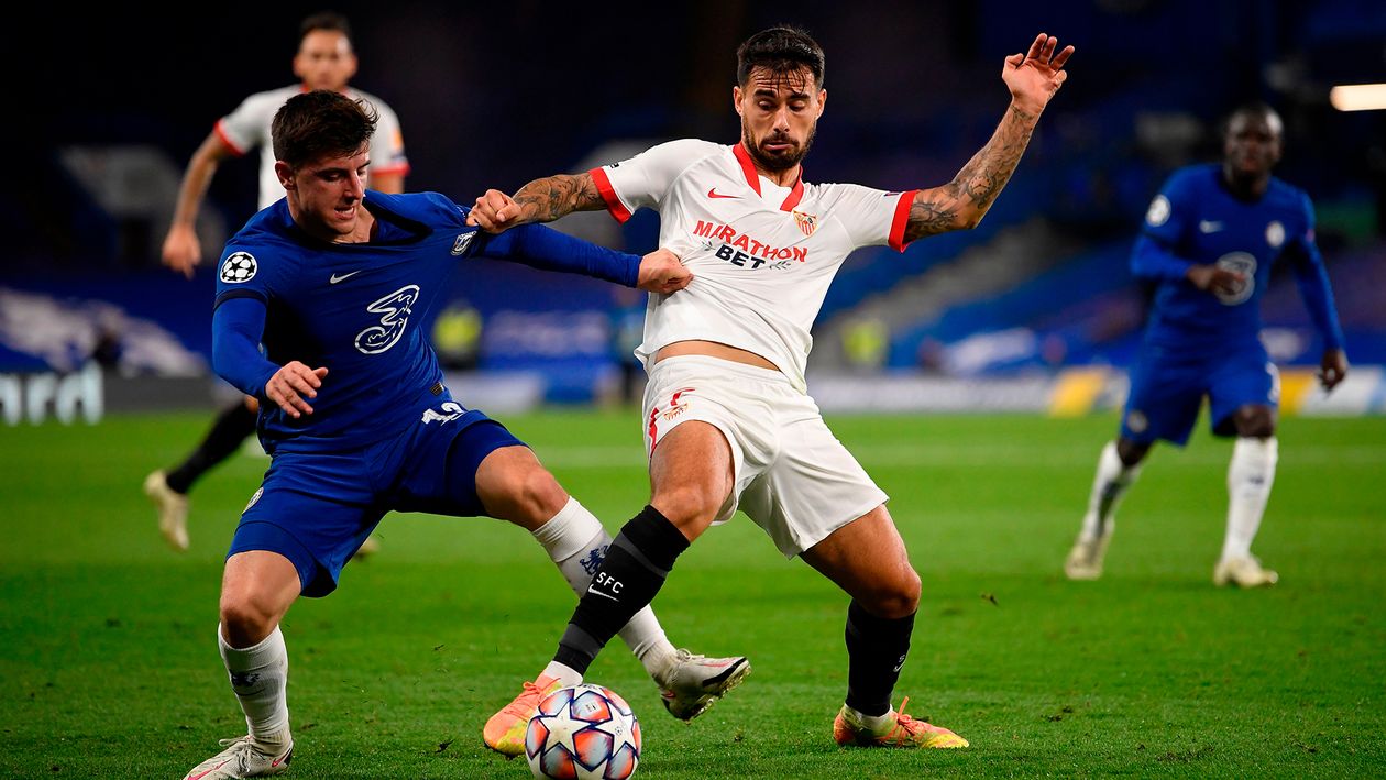 Mason Mount and Suso battle for the ball