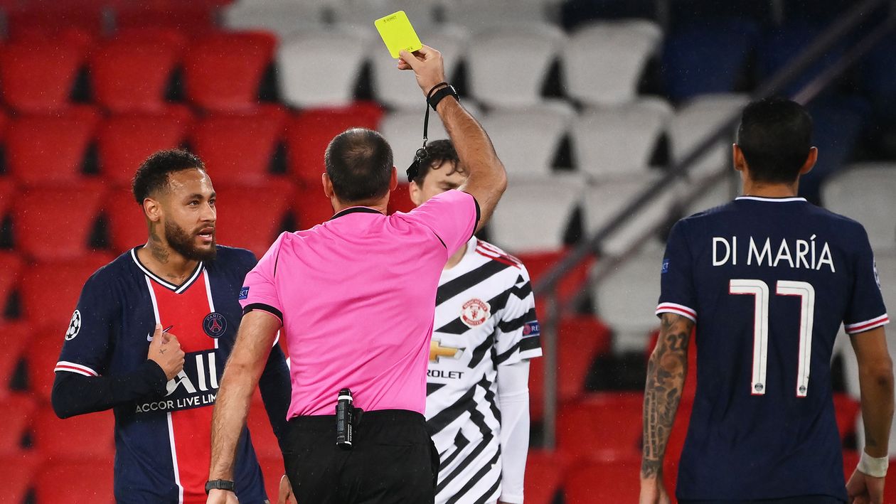 Antonio Mateu Lahoz averages 4.97 cards per game this season