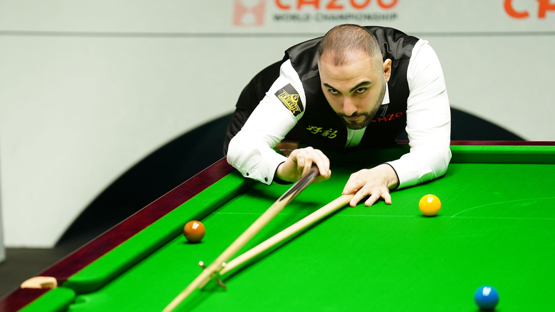 Hossein Vafaei mocks Ronnie OSullivan after setting up a second-round meeting with the Rocket at the World Snooker Championship