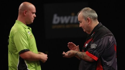 Phil Taylor applauds Michael van Gerwen (Picture: Lawrence Lustig/PDC)