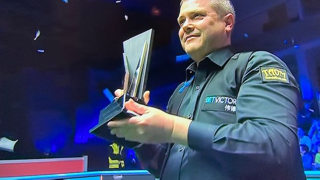 Robert Milkins with his first ranking title (Eurosport)