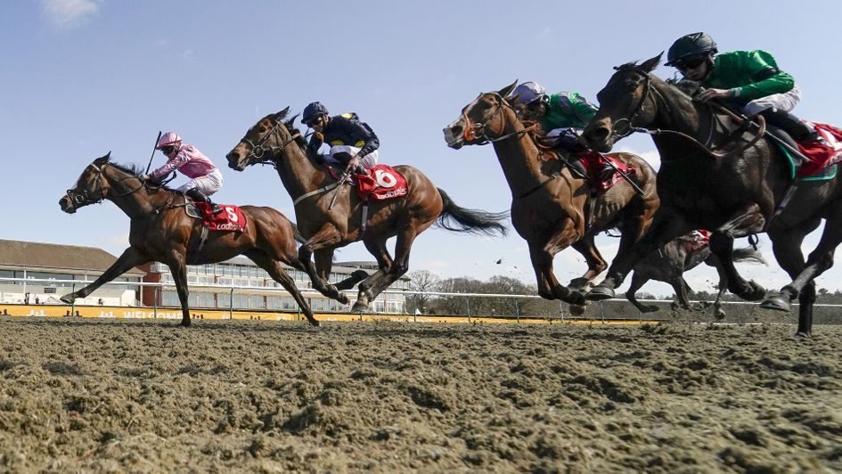 Pholas swoops under Hollie Doyle to win at Lingfield