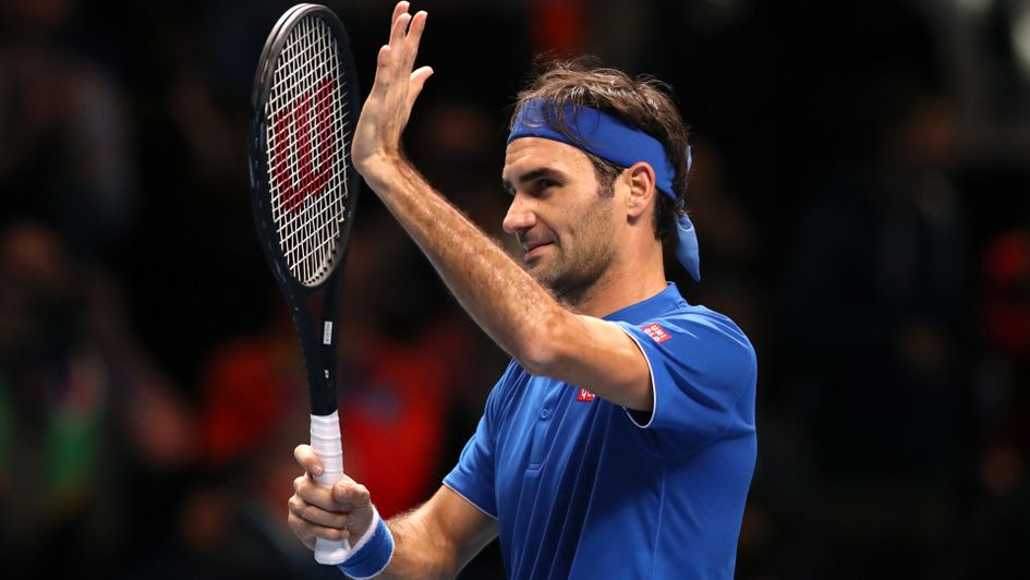 Roger Federer acknowledges the crowd