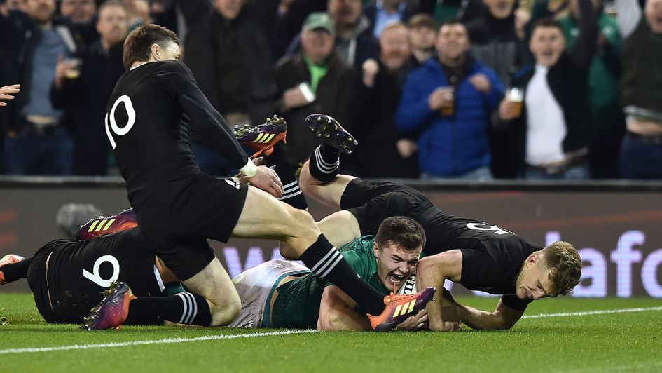 Jacob Stockdale scores for Ireland