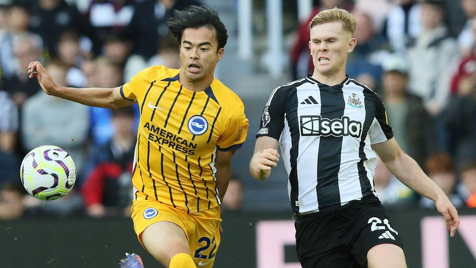 Lewis Hall battles Kaoru Mitoma