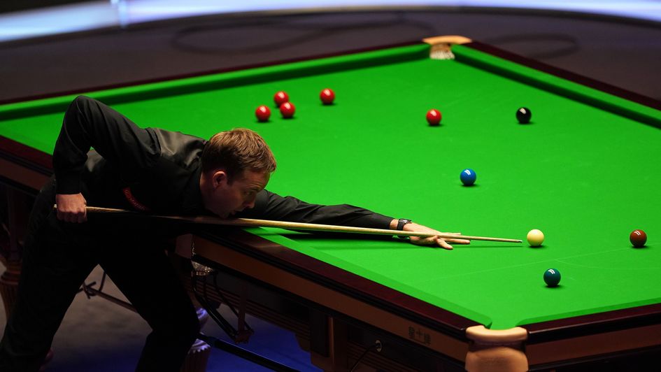 Ali Carter on his way to a 6-4 win