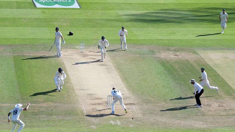 Nathan Lyon fails to complete a simple run out