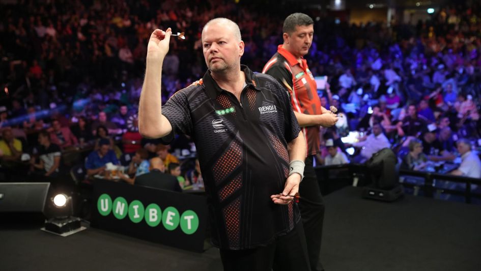 Raymond van Barneveld during his defeat to Mensur Suljovic (Lawrence Lustig, PDC)
