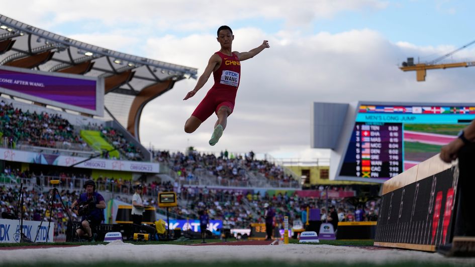 Wang Jianan looks the long jump value