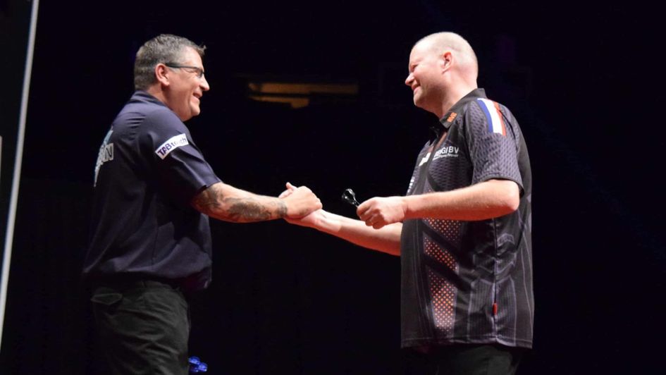 Gary Anderson and Raymond van Barneveld (Pic: Emma Morley/Craig Stevens, DPA/PDC)