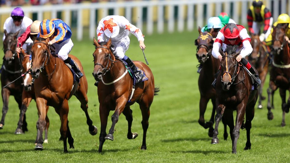 Signora Cabello (centre) battles to victory in the Queen Mary