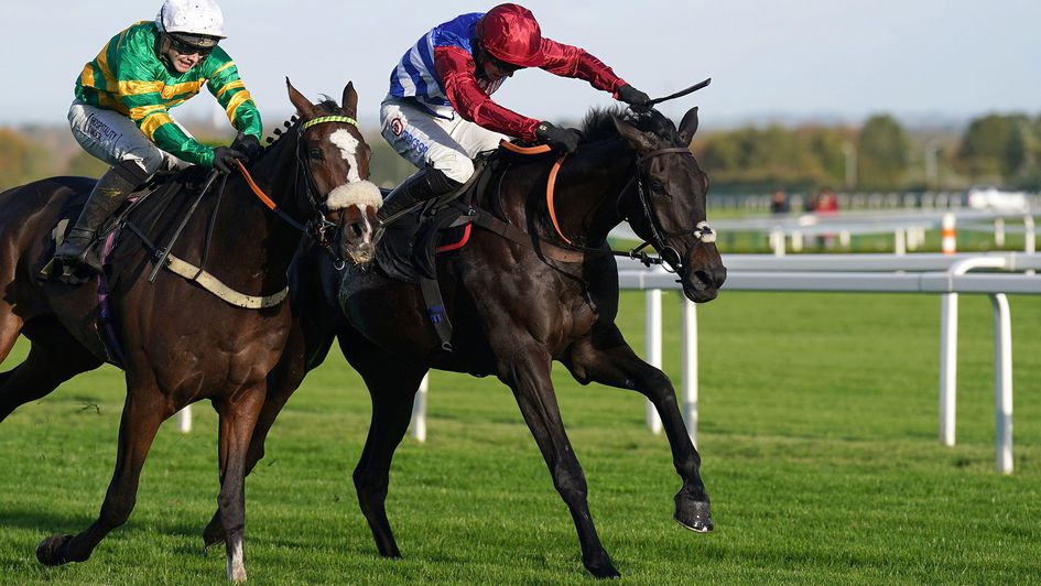 Inthewaterside (right) battles to victory over Jagwar