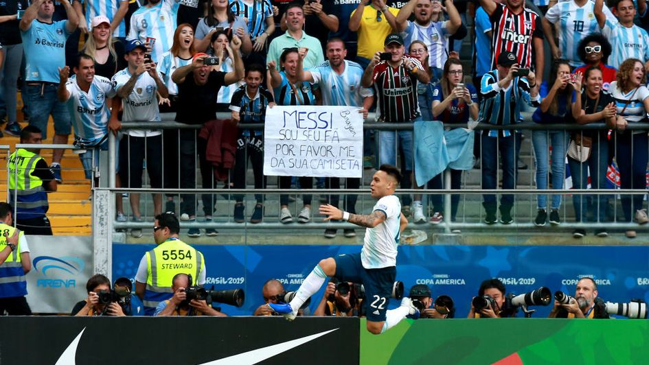 =?UTF-8?Q?Lautaro_Mart=C3=ADnez_celebrates?=