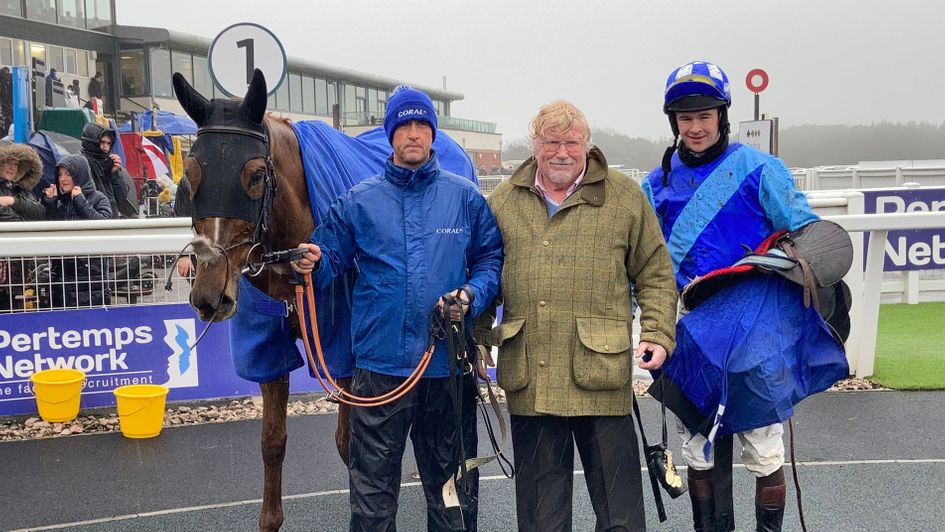The Widow Maker pictured with his owner, rider and groom