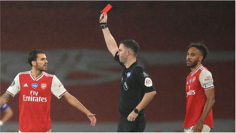 Referee Chris Kavanagh sends off Eddie Nketiah during Arsenal 1-1 Leicester at the Emirates