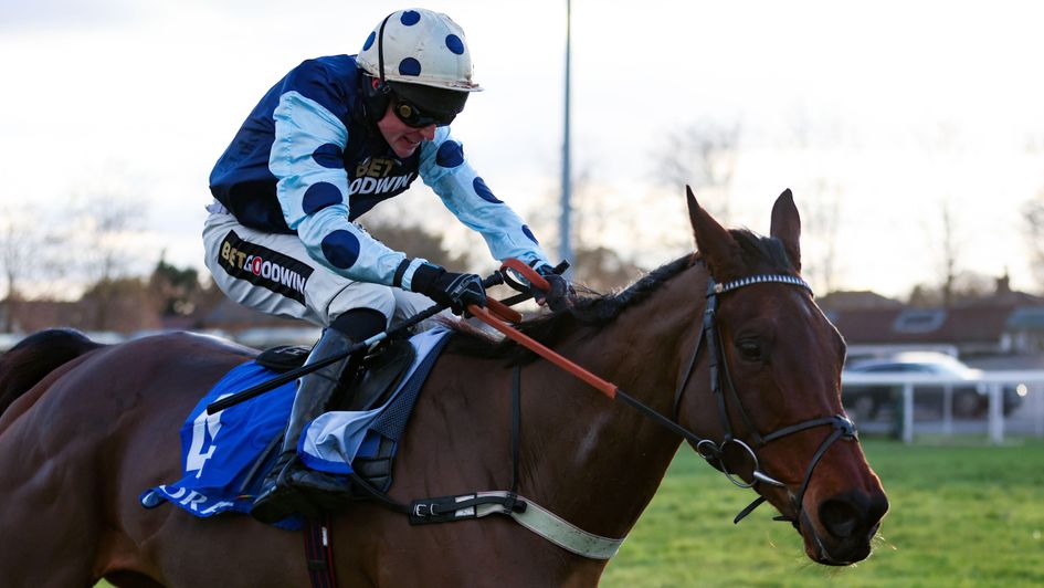 Edwardstone wins the Coral Silviniaco Conti Chase