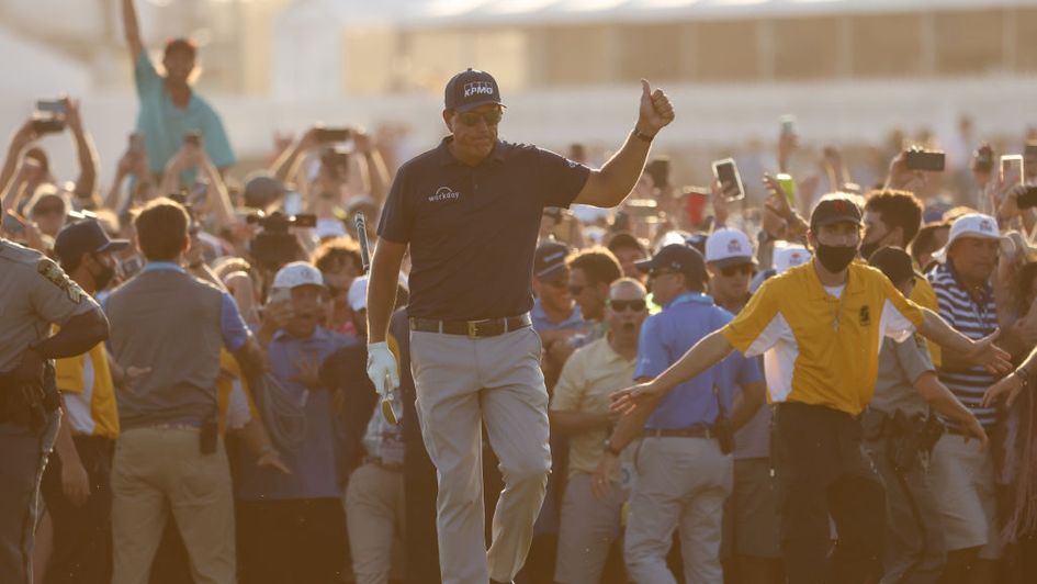Huge crowds follow Phil Mickelson down the final hole