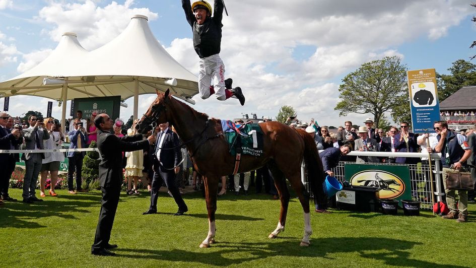 Frankie Dettori treats racegoers to a flying dismount