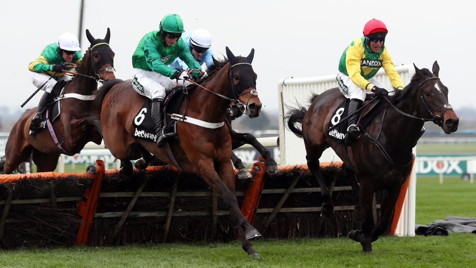 L'Ami Serge comes to collar Supasundae at the last