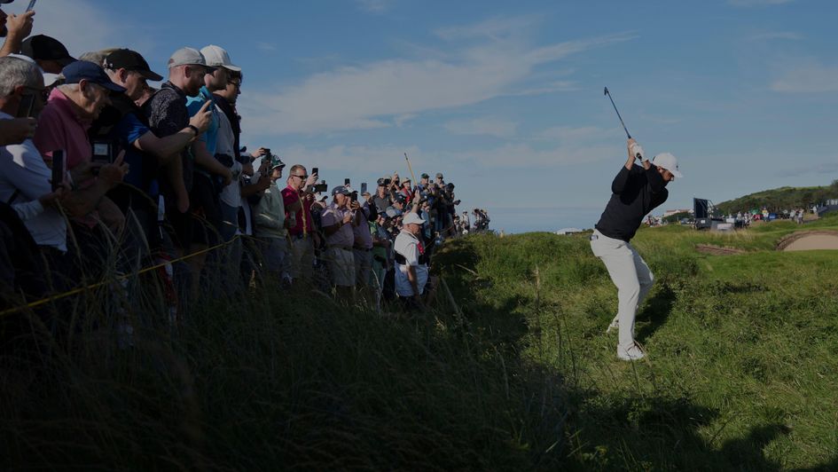 Scheffler made a no-fuss par from thick rough on 14