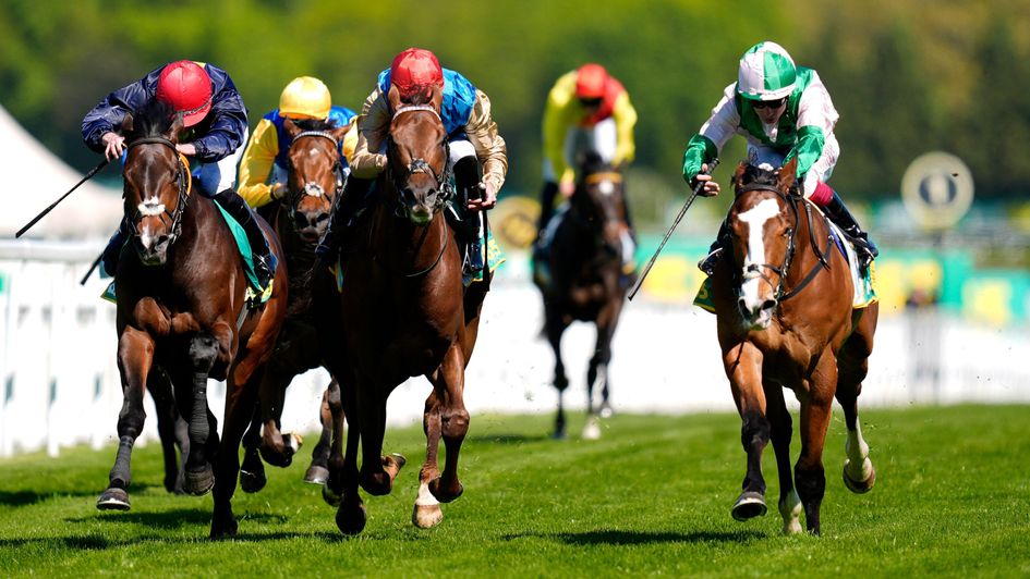 Laureate Crown (right) goes to the front