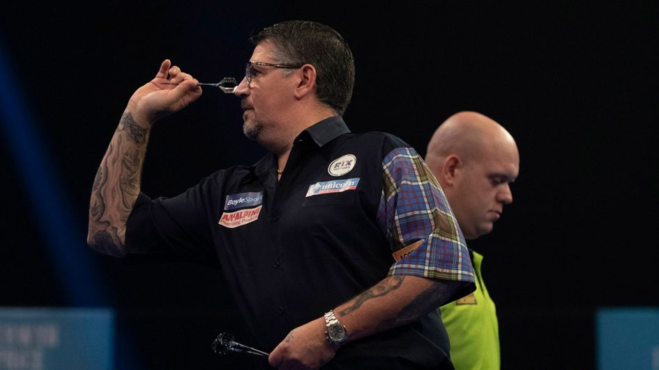 Gary Anderson in action against Michael van Gerwen (Picture: Lawrence Lustig/PDC)