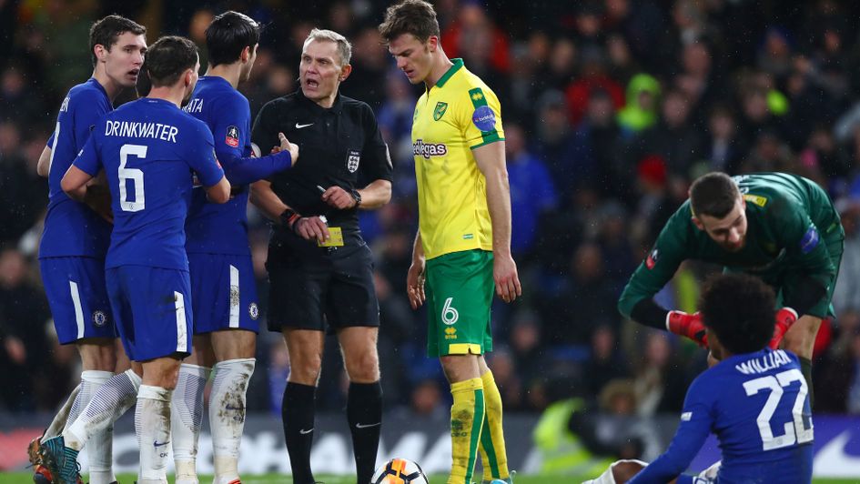 Willian thought he'd won a penalty against Norwich