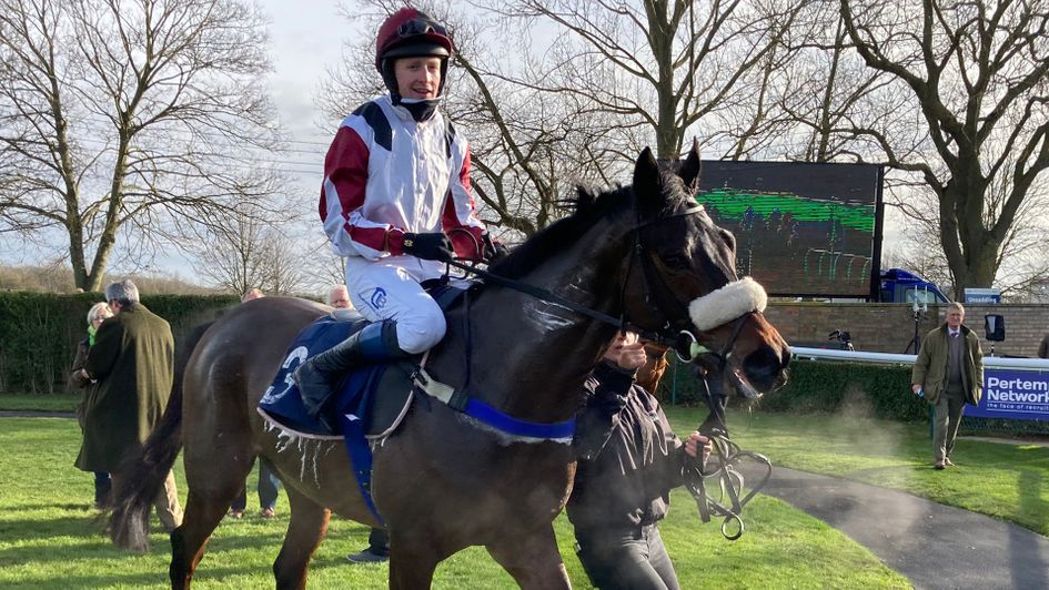 Dibble Decker returns to the winner's enclosure