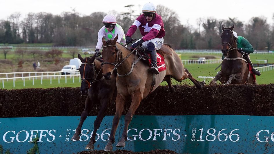 Quai De Bourbon (maroon and white silks), ridden by jockey Paul Townend