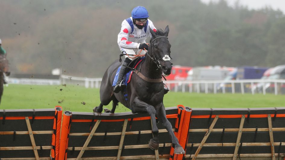 Monmiral ridden by Harry Cobden on their way to victory