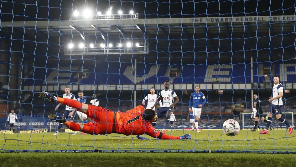Everton beat Tottenham in nine-goal thriller