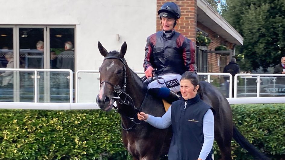 Blue Artemis returns after winning at Kempton