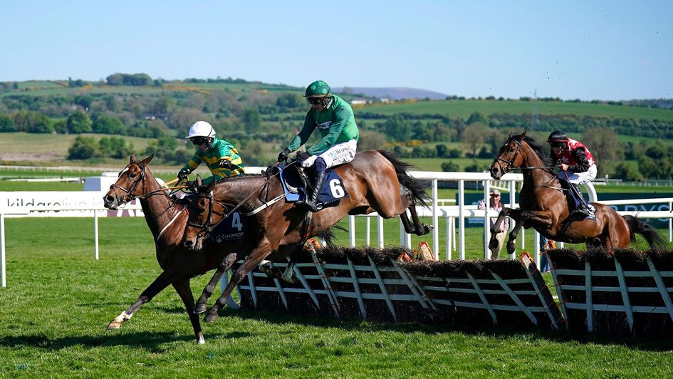 Jasmin De Vaux (centre) wins under Paul Townend