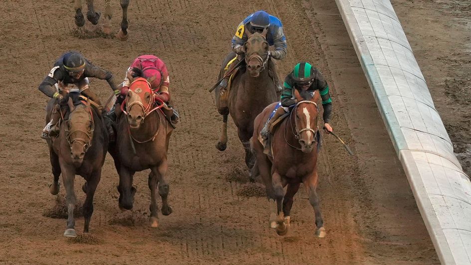 Mystik Dan (right) hangs on at Churchill Downs