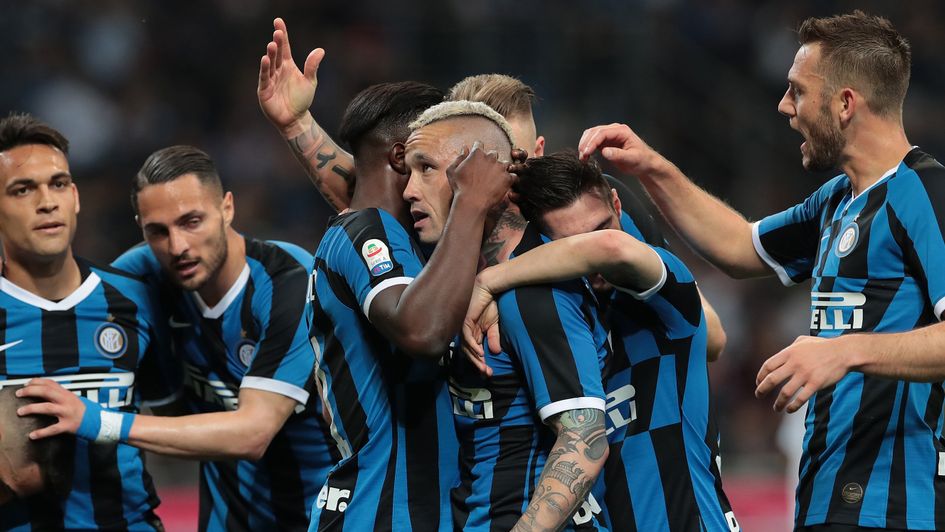 Inter Milan celebrate Radja Nainggolan's crucial goal