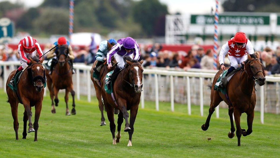 Al Nayyir (right) comes with a late charge in the Lonsdale Cup
