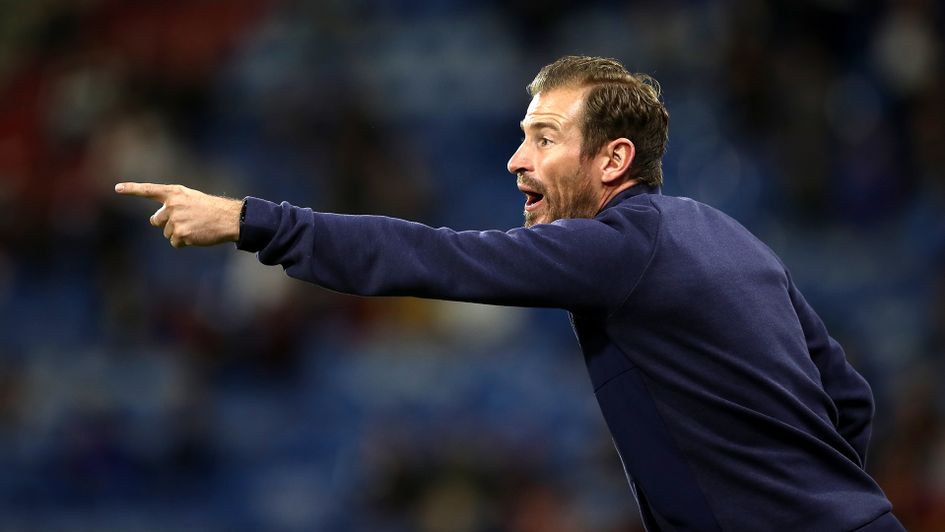 Jan Siewert hands out instructions