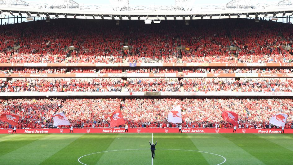 Wenger thanks Arsenal fans at the end of his final game at the Emirates