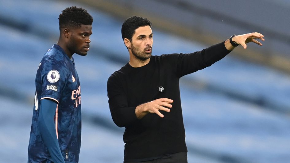 Thomas Partey in discussion with Mikel Arteta
