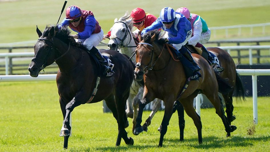 Los Angeles (left) beats Anmaat at the Curragh