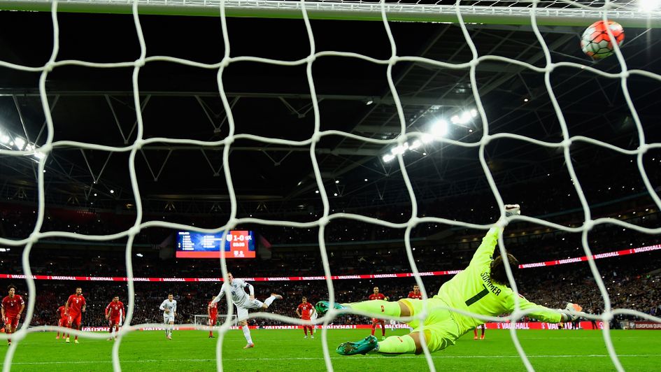 Wayne Rooney breaks Sir Bobby Charlton's record