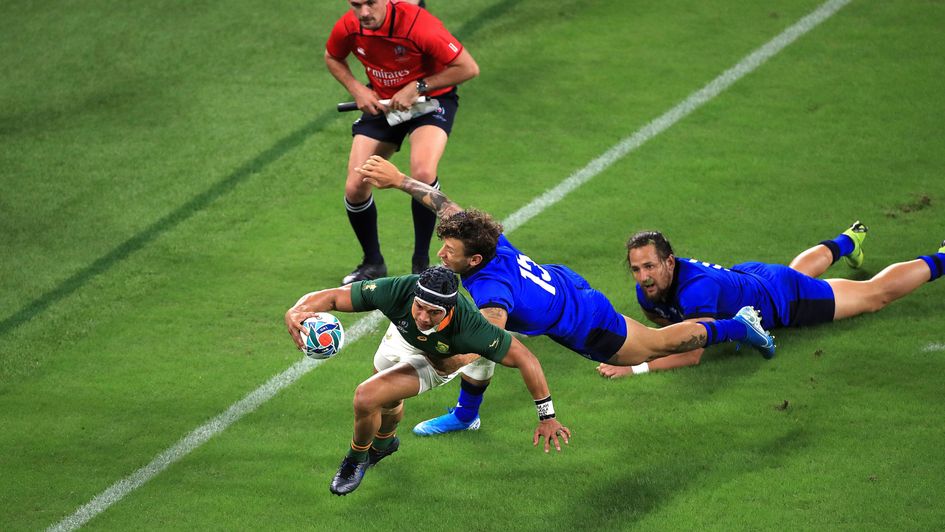South Africa's Cheslin Kolbe (centre) scores his side's first try