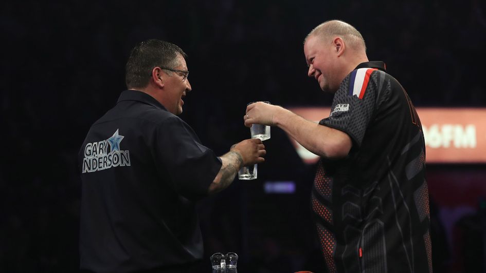 Gary Anderson and Raymond van Barneveld earned a draw (Picture by Lawrence Lustig/PDC)