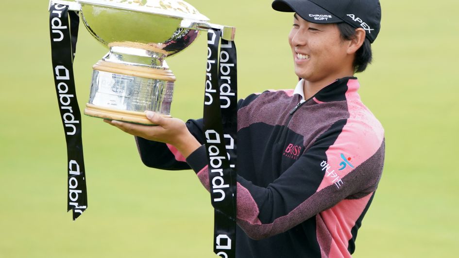 Min Woo Lee lifts the Scottish Open trophy