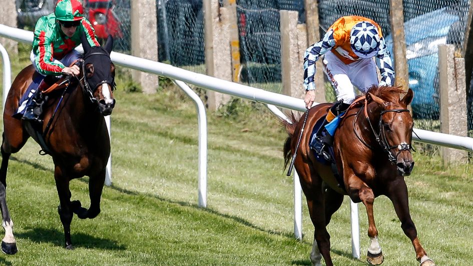 Dougie Costello riding Amy Murphy's Thegreatestshowman (right)
