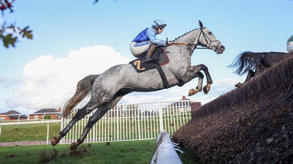 Resplendent Grey on his way to winning at Carlisle (credit: Grossick Photography/The Jockey Club)