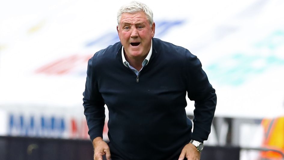 Steve Bruce: Newcastle boss gives orders to his players