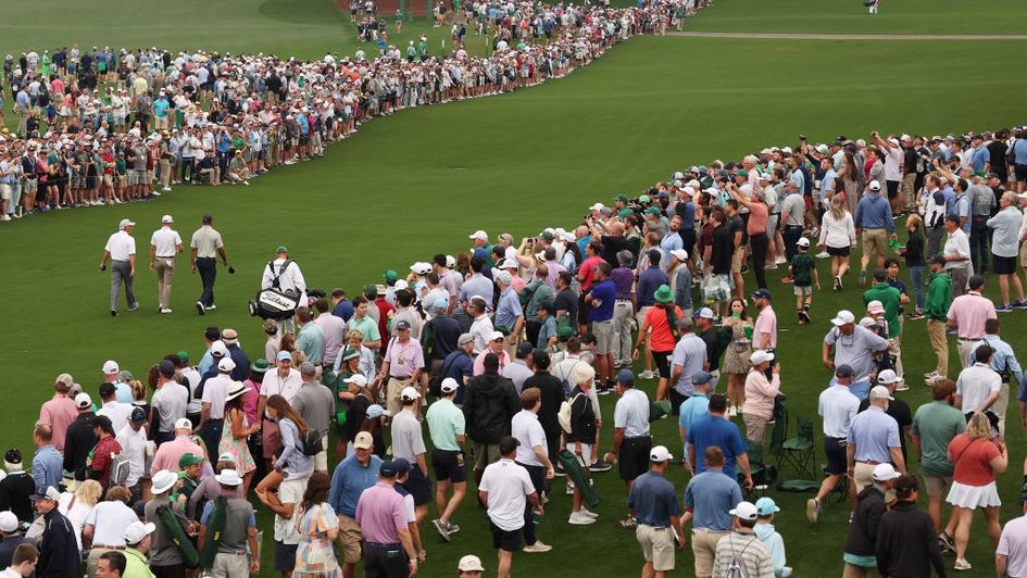 Crowds follow Tiger Woods in practise